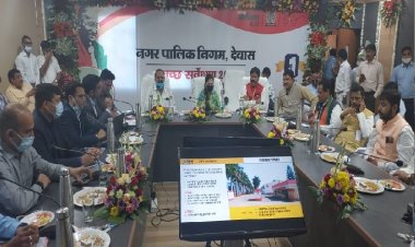 देवास के विकास कार्यों की प्रभारी मंत्री ने ली समीक्षा बैठक