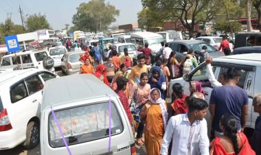 लाखो लोगो की भीड़ पहुंच और अव्यवस्था के चलते सीहोर पहुंच के सारे मार्ग जाम होने से प्रसिध्द शिवकथाकार पण्डित प्रदीप मिश्रा ने चितावलिया में कथा स्थगित कर दी है।