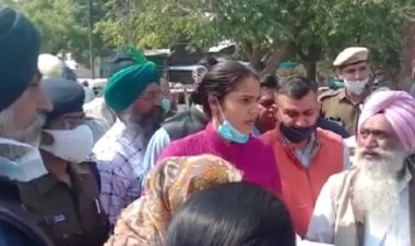 आत्म हत्या के बाद परिजनों ने स्थानीय सामान्य चिकित्सालय के बाहर रास्ता जाम कर धरना दिया
