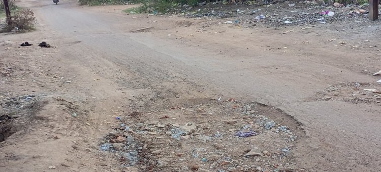 शिवपुरी जिले के विवेकानंद कॉलोनी में  सड़क की हालत खराब नगर पालिका ने फेरा मुंह