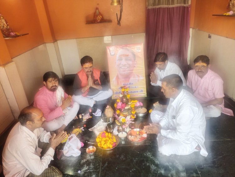 भगवान भोलेनाथ का रुद्राभिषेक योगी आदित्यनाथ के पुन: मुख्यमंत्री बनने की प्रार्थना की