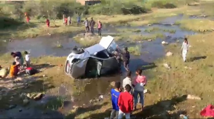 वरदा थाना क्षेत्र के भेड़ माता के निकट कार पुलिए से नीचे नदी में गिरी,हादसे में कार में सवार 6 जने हुए घायल