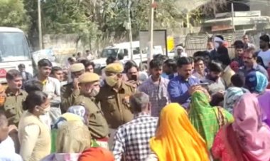 पानी की समस्या से परेशान होकर महिलाओं ने बस स्टैंड के अंदर रोड पर जाम लगा दिया