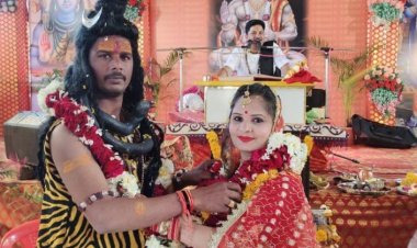 श्रीरामकथा के द्वितीय दिवस हुआ शिव-पार्वती विवाह, भजनों पर झूमे भक्त, की फूलों की वर्षा