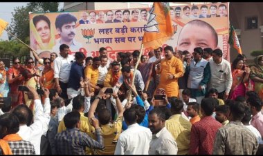 योगी जी के पुनः: मुख्यमंत्री बनने पर आतिशबाजी कर लड्डूओं का किया वितरण।