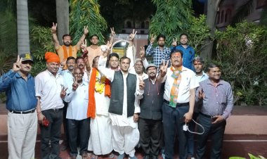 एडवोकेट राहुल दीक्षित के नेतृत्व में कार्यकर्ताओं ने जीत की खुशी में जुलूस निकाला