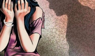 छात्रा से अश्लील हरकतें करने लगा टीचर गांववालों जमकर पीटा तबादला हुआ