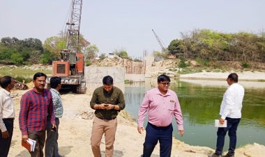 जिलाधिकारी व मुख्य विकास अधिकारी द्वारा निर्माणाधीन सेतु का किया गया स्थलीय निरीक्षण।