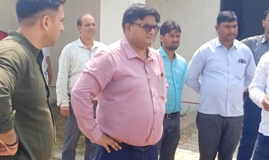 डीएम व सीडीओ द्वारा मनरेगा योजनान्तर्गत निर्माणाधीन सम्पर्क मार्ग व पंचायत भवन शेषनपुर का किया गया निरीक्षण।