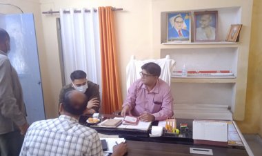 जिलाधिकारी व मुख्य विकास अधिकारी द्वारा खण्ड विकास अधिकारी कार्यालय का किया गया औचक निरीक्षण।