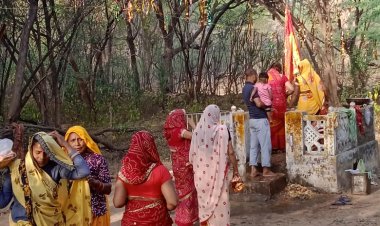 सेड़ की मेड़ पर सुबह से स्त्री पुरुषों का पूजा अर्चना के लिए लगा रहा ताता