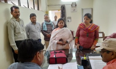 मुख्य विकास अधिकारी अतुल वत्स द्वारा दिये गये निर्देश पर विकास भवन में स्थित कार्यालयों का किया गया निरीक्षण।