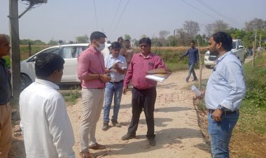 जिलाधिकारी व मुख्य विकास अधिकारी द्वारा मनरेगा योजनान्तर्गत कराये जा रहे खडंजा कार्य का किया गया औचक निरीक्षण।