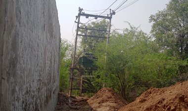 विद्युत विभाग ने साधी चुप्पी इस मकान का निर्माण चोरी की लाइट लगाकर किया है