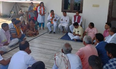 नाबालिग गैंगरेप पीड़िता के परिवारजनों से भाजपा अलवर दक्षिण के पदाधिकारी मिलने पहुँचे