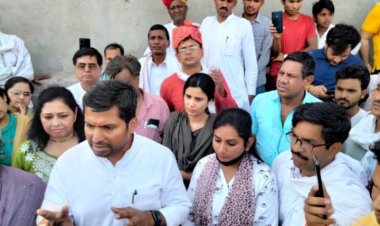 गैंगरेप का आरोप लगाने वाली पीड़िता के परिवार से मुलाकात की