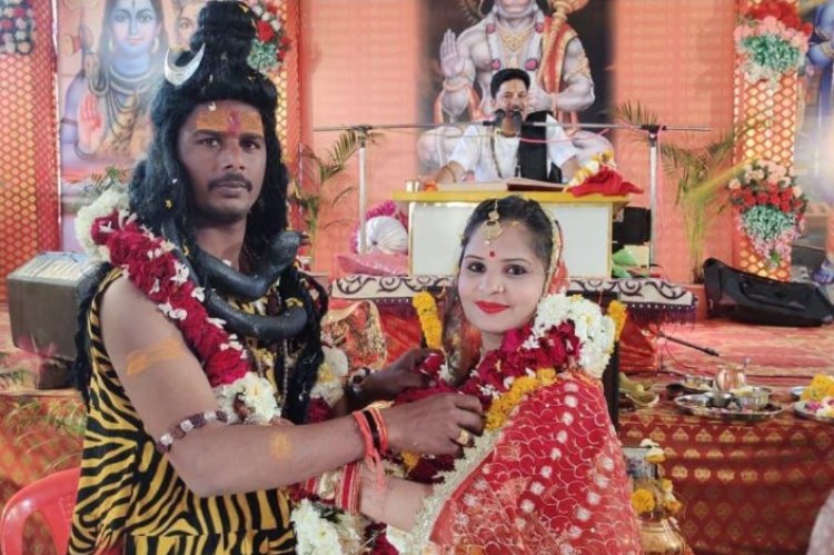श्रीरामकथा के द्वितीय दिवस हुआ शिव-पार्वती विवाह, भजनों पर झूमे भक्त, की फूलों की वर्षा