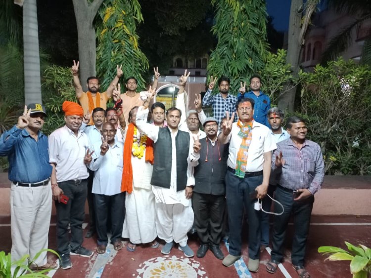 एडवोकेट राहुल दीक्षित के नेतृत्व में कार्यकर्ताओं ने जीत की खुशी में जुलूस निकाला