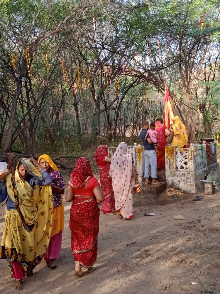 सेड़ की मेड़ पर सुबह से स्त्री पुरुषों का पूजा अर्चना के लिए लगा रहा ताता