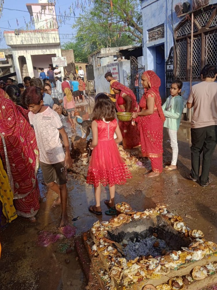 सेड़ की मेड़ पर सुबह से स्त्री पुरुषों का पूजा अर्चना के लिए लगा रहा ताता