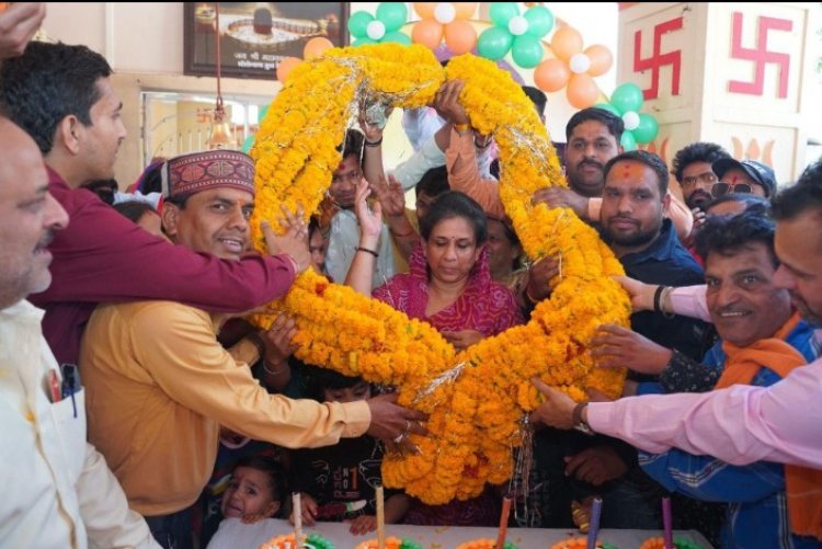 संत श्री बालकदास गणेश उत्सव समिति ने भोलेनाथ मंदिर पर मनाया विधायक का जन्मदिन