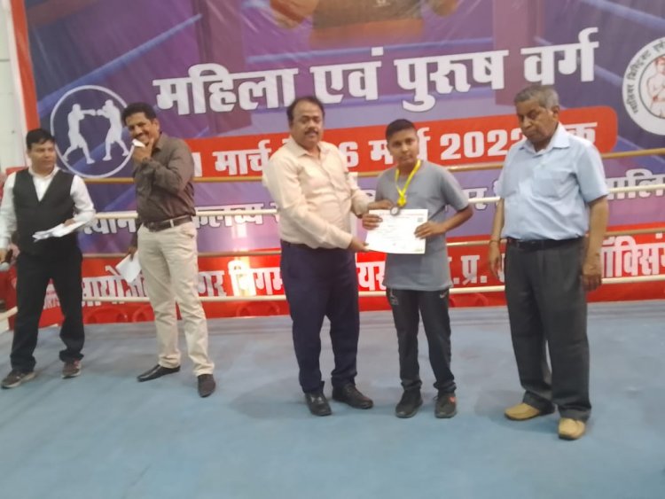 राज्यस्तरीय बॉक्सिंग प्रतियोगिता में इंदौर के हर्षित ने जीता कांस्य पदक