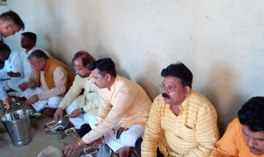 मा0 राज्य मंत्री ने दूबेपुर ब्लाक के दादूपुर गॉव में दलित परिवार के साथ किया भोजन।