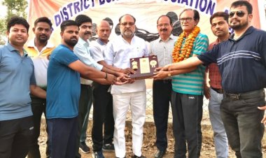 बॉक्सिंग संघ ने अंतर्राष्ट्रीय धावक विशनदास कालरा का फूलों की माला पहनाकर सम्मान किया