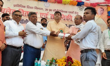 मा0 कैबिनेट मंत्री प्राविधिक शिक्षा, उपभोक्ता संरक्षण एवं बॉट माप विभाग, उ0प्र0 द्वारा राजकीय पॉलीटेक्निक केनौरा में टैबलेट वितरण एवं तकनीकी प्रदर्शनी कार्यक्रम का किया गया शुभारम्भ।