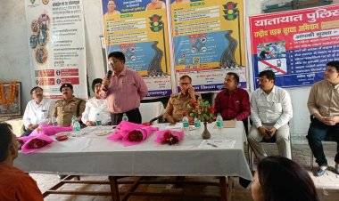 सड़क सुरक्षा कार्यक्रम के अन्तर्गत कलेक्ट्रेट से निकाली गयी स्कूली बच्चों की प्रभात फेरी।