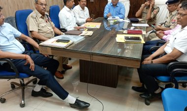 जिलाधिकारी की अध्यक्षता में जिला विद्यालयीय परिवहन समिति एवं जनपद स्तरीय सड़क सुरक्षा समिति की बैठक हुई आयोजित।