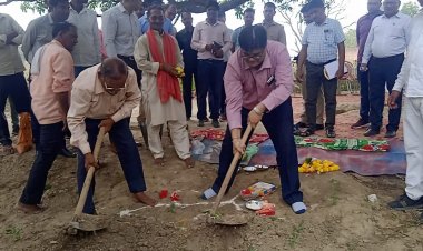 अमृत सरोवर तालाब धरमदासपुर में डीएम व सीडीओ तथा वरिष्ठ नागरिक बसन्त तिवारी ने फावड़ा चलाकर खुदाई कार्य का किया शुभारम्भ।