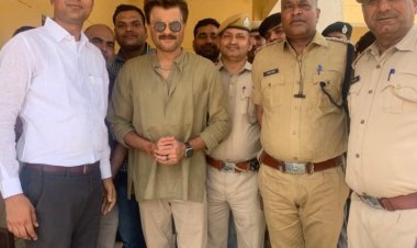 हॉलीवुड सुपरस्टार जेरेमी रेनर और अनिल कपूर ने विद्यालय को वाटर प्यूरीफायर डोनेट किया