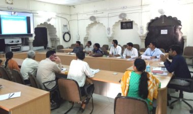 जिला कलक्टर शिवप्रसाद नकाते ने वीडियो कॉन्फ्रेंसिंग के माध्यम से नवाचार सक्षम अभियान की प्रजेन्टेशन दी