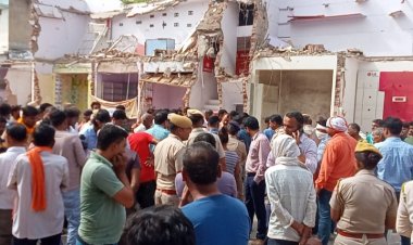 मास्टर प्लान के तहत तोड़े गए दुकानों व मकानों से आक्रोशित लोगों द्वारा लगातार धरना प्रदर्शन किया
