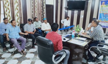 सड़क सुरक्षा कार्यक्रम के अन्तर्गत बस मालिक के साथ ए.आर.टी.ओ. ने की बैठक।