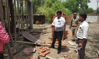 जिलाधिकारी द्वारा निर्माणाधीन नगर पंचायत भवन लम्भुआ का किया गया आकस्मिक निरीक्षण।