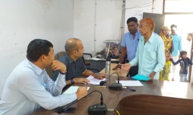 देवास जिले में जनसुनवाई में आवेदकों ने अपर कलेक्टर श्री कवचे को बताई अपनी समस्याएं