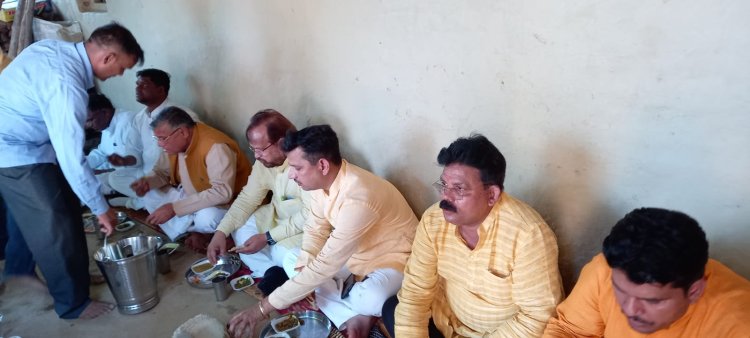 मा0 राज्य मंत्री ने दूबेपुर ब्लाक के दादूपुर गॉव में दलित परिवार के साथ किया भोजन।