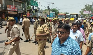 डीएम व एसपी द्वारा शहर के मुख्य मार्गों पर अवैधानिक रूप से अवरोध एवं स्थायी दुकानदारों द्वारा सड़क पर व्यवसाय को हटाये जाने हेतु चलाया गया अतिक्रमण हटाओ अभियान।