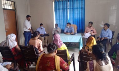 मुख्य विकास अधिकारी ने सामुदायिक स्वास्थ केन्द्र लंभुआ में की समीक्षा बैठक।