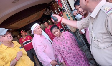 शहर के मुख्य मार्गों पर अवैधानिक रूप से अवरोध एवं स्थायी दुकानदारों द्वारा सड़क पर व्ययसाय/अतिक्रमण को हटाने हेतु उप जिलाधिकारी के नेतृत्व में चला अभियान।