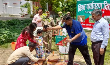 विश्व पर्यावरण दिवस के अवसर पर जिलाधिकारी व उनकी पत्नी द्वारा किया गया पौधरोपण।