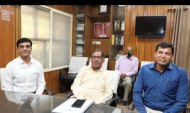 देवास जिले में निवार्चन के लिए नियुक्त प्रेक्षक सेवानिवृत्त आय.ए.एस श्री सिंह ने ली निर्वाचन संबंधी तैयारियों की जानकारी