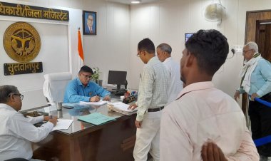 जिलाधिकारी द्वारा जनता दर्शन में जन समस्याओं का किया गया निस्तारण।