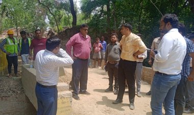 जिलाधिकारी व मुख्य विकास अधिकारी द्वारा विकास खण्ड धनपतगंज के ग्राम पंचायत टीकर, धनजई में निर्माणाधीन टंकी व बोरिंग कार्य का किया गया आकस्मिक निरीक्षण।