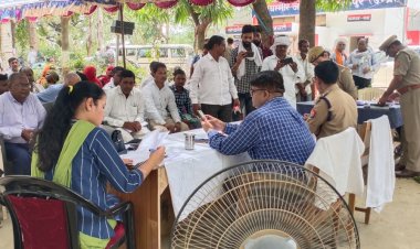 डीएम व एसपी द्वारा थाना समाधान दिवस पर थाना धम्मौर व थाना बंधुआकला में सुनी गयी जन समस्याएं।