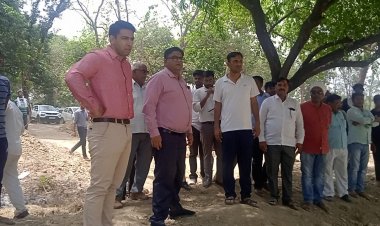 डीएम व सीडीओ ने ग्राम -पंचायत अजीजपुर में निर्माणाधीन अमृत सरोवर, संकुल भवन आदि का किया निरीक्षण।