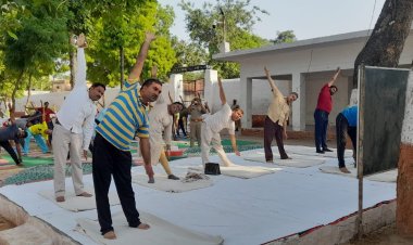 अष्टम् अन्तर्राष्ट्रीय योग दिवस के अवसर जनपद न्यायाधीश/अध्यक्ष जिला विधिक सेवा प्राधिकारण सुलतानपुर द्वारा न्यायालय परिसर में किया गया योगाभ्यास।