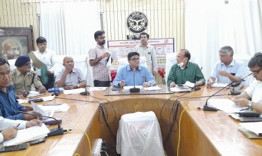 जिलाधिकारी द्वारा आई.जी.आर.एस. बैठक में लंबित सन्दर्भों को तत्काल निस्तारण हेतु सम्बन्धित अधिकारियों को दिये गये निर्देश।